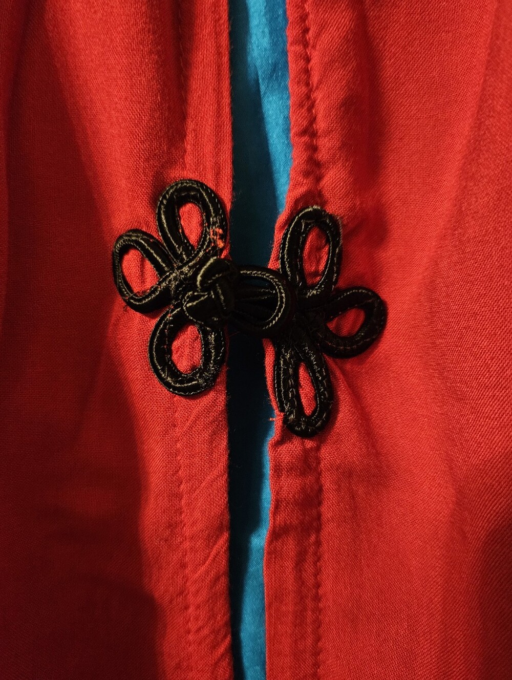 Red hooded cape black cord frogs / Chinese-style knot/toggle closures - Picture 5 of 5